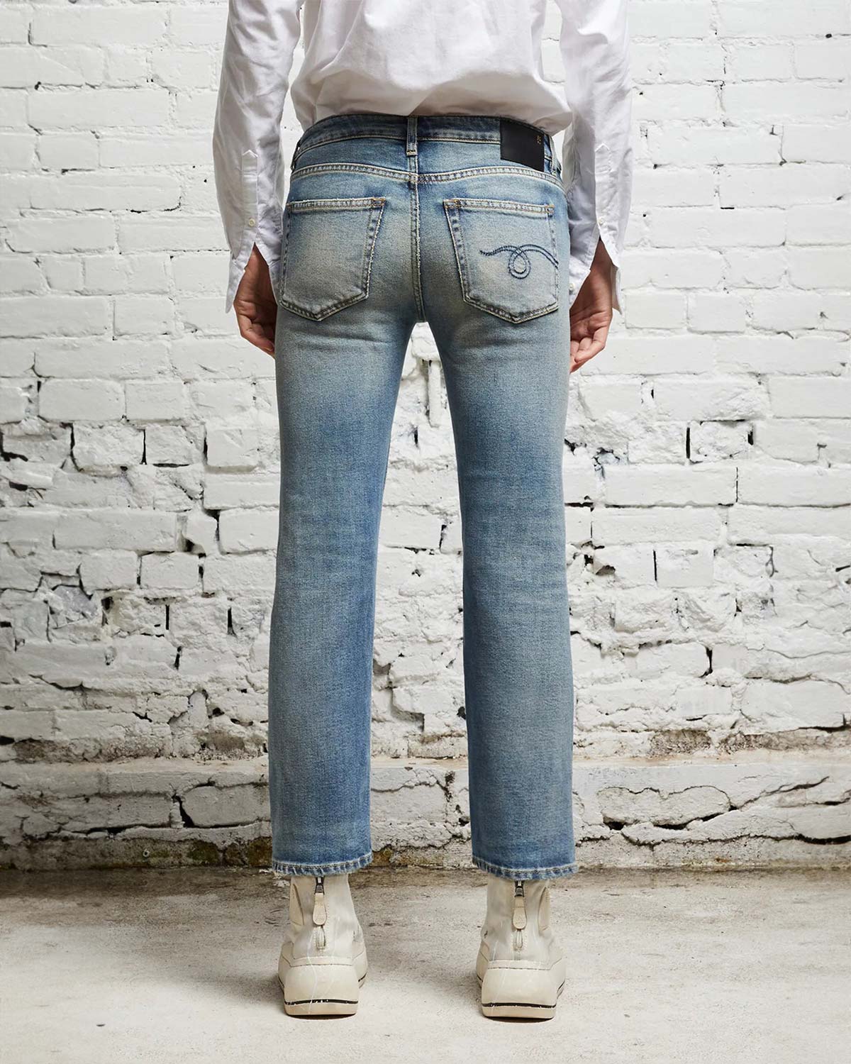 Jean taille basse Boy Straight délavé bleu ciel R13 Denim. Porté dos. 