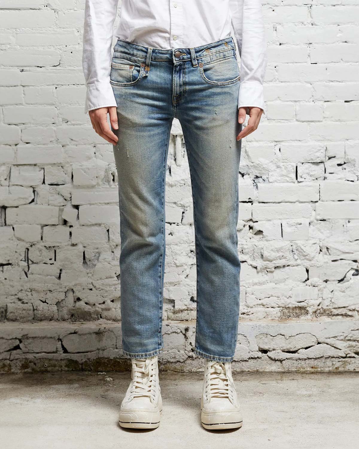 Jean taille basse Boy Straight délavé bleu ciel R13 Denim. Porté face. 