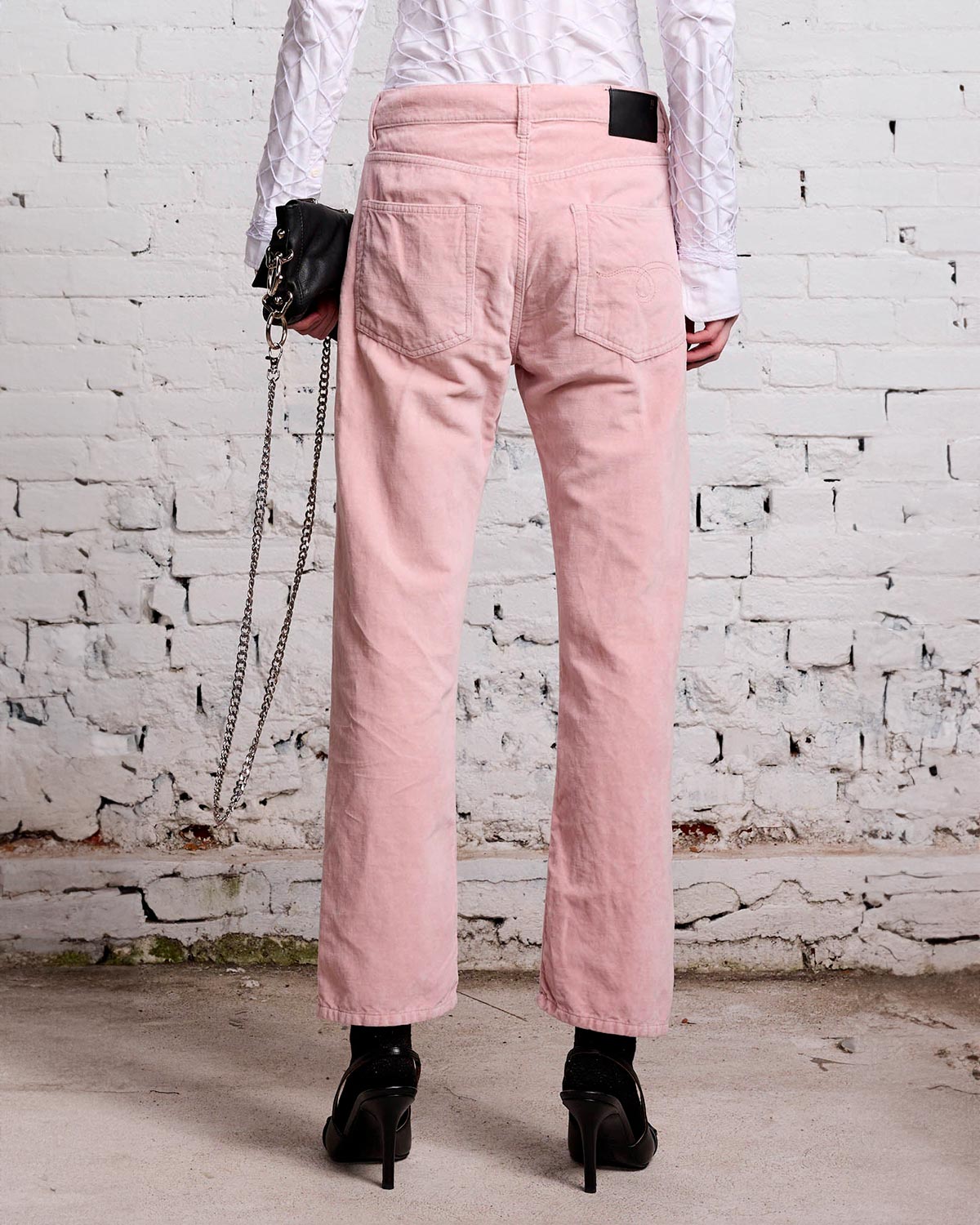 Jean Boyfriend en velours lisse rose r13. Porté de dos. 