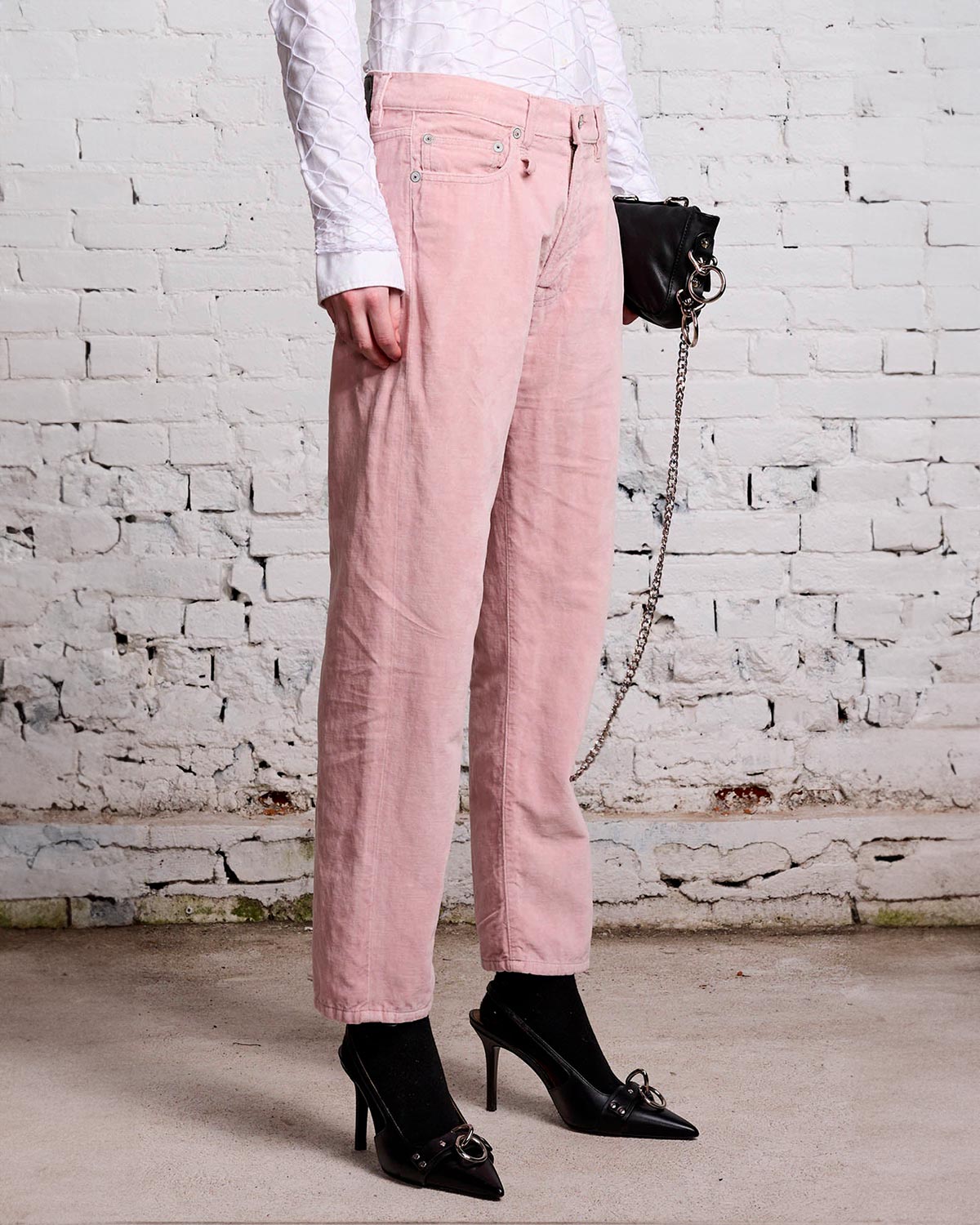 Jean Boyfriend en velours lisse rose r13. Porté avec des escarpins noirs.