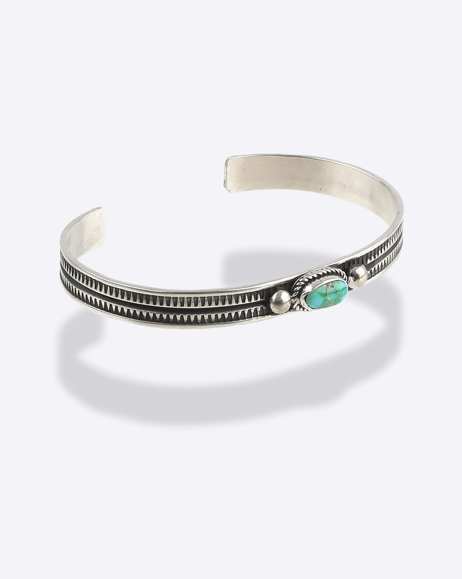 Bracelet Homme en argent ciselé et une turquoise A.Jake Harpo Paris.  Face. 