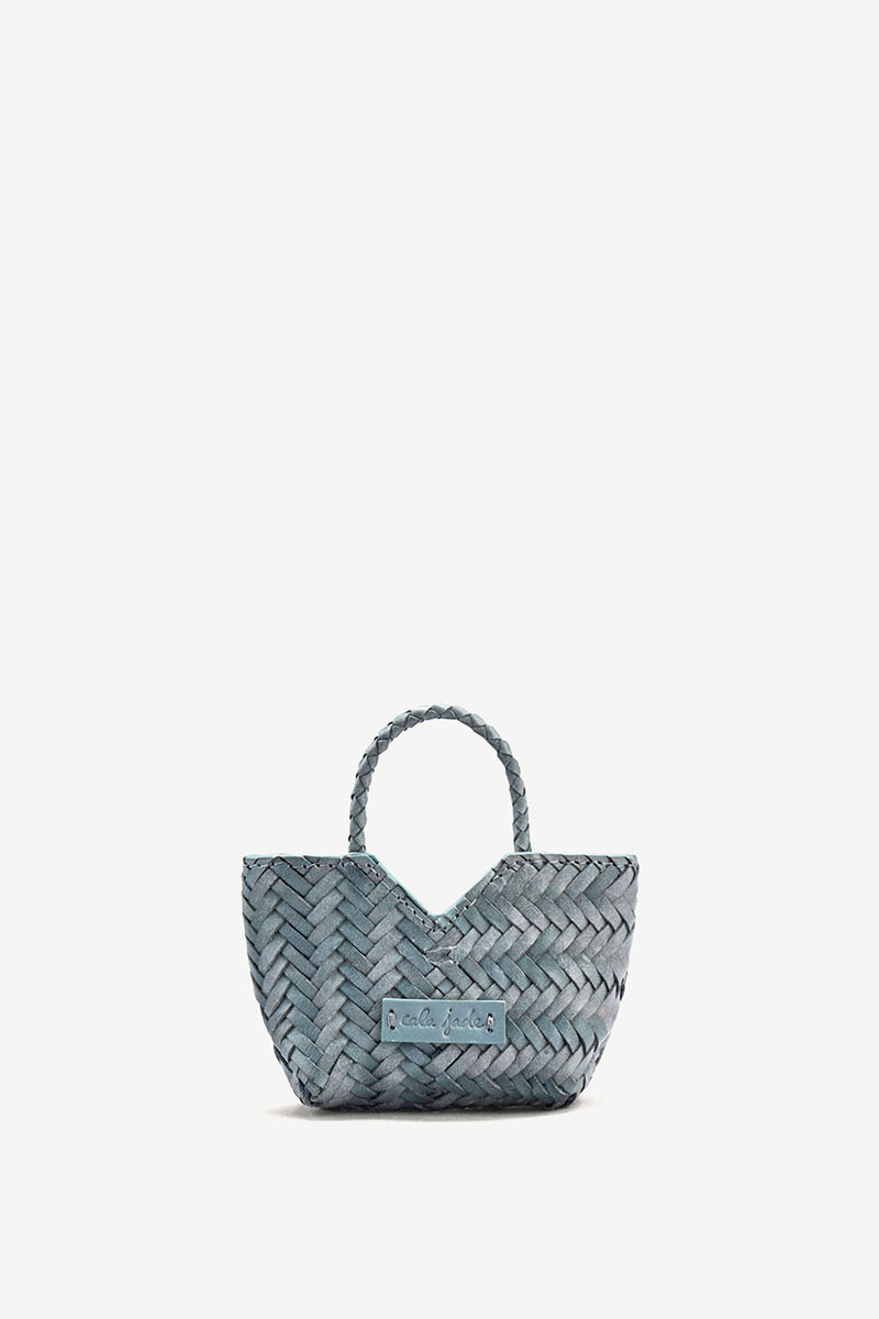 Charms Humi Micro Cala Jade en cuir tress&eacute; Storm Blue vu de face. Bijou de sac.