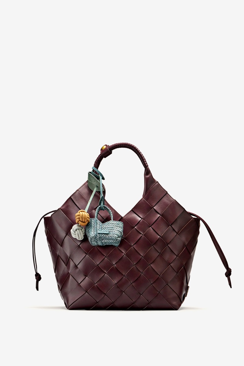 Charms Humi Micro Cala Jade en cuir tress&eacute; Storm Blue vu de face sur la anse du sac Misu.