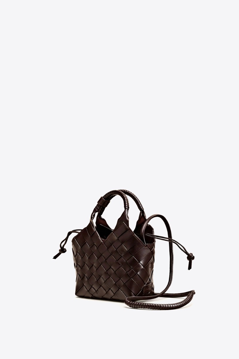 Sac Misu mini Cala Jade en cuir tress&eacute; noir. Vue de profil.