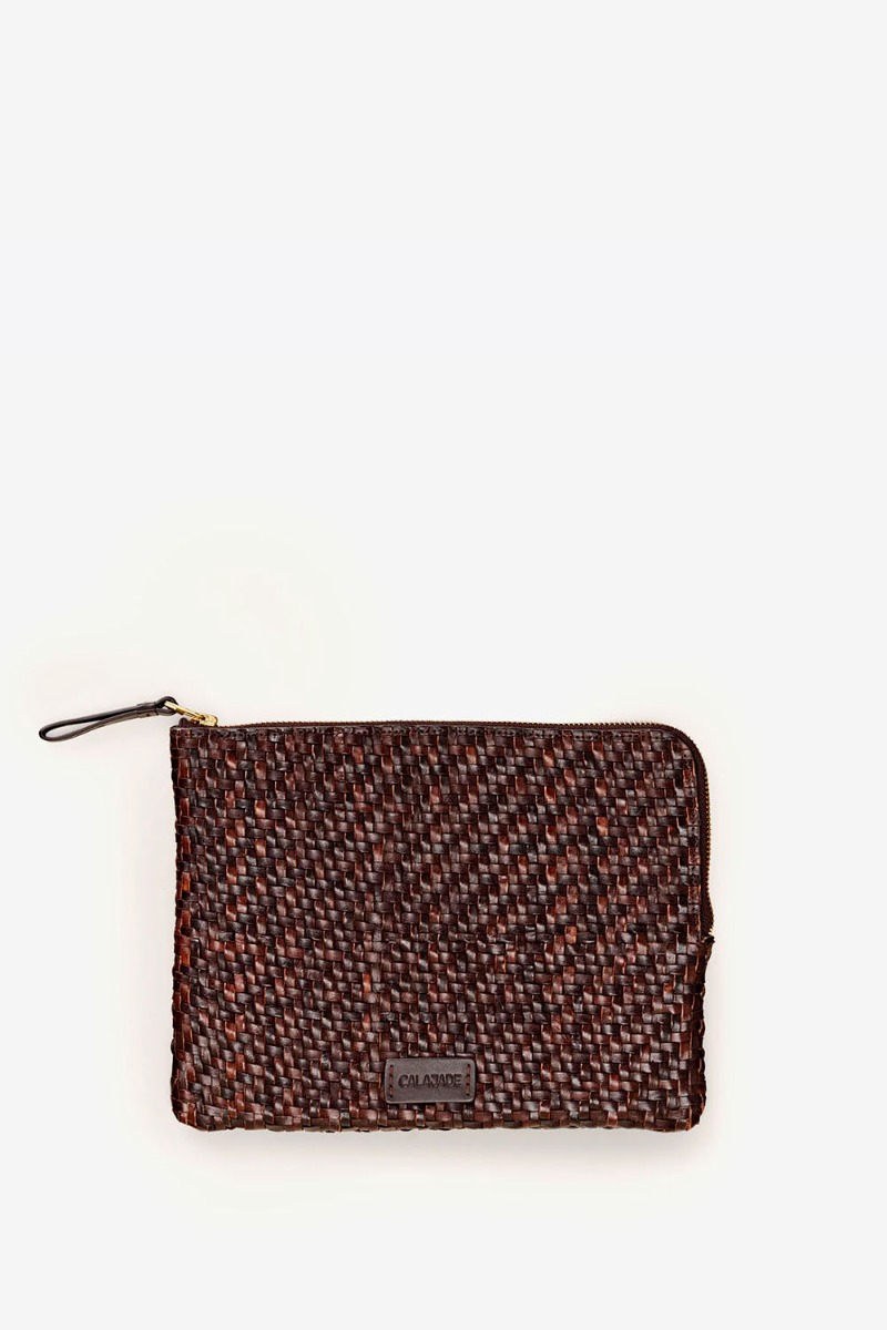 Pochette Batu S Twill Cala Jade en cuir tress&eacute; Umber marron fonc&eacute; vue de face.