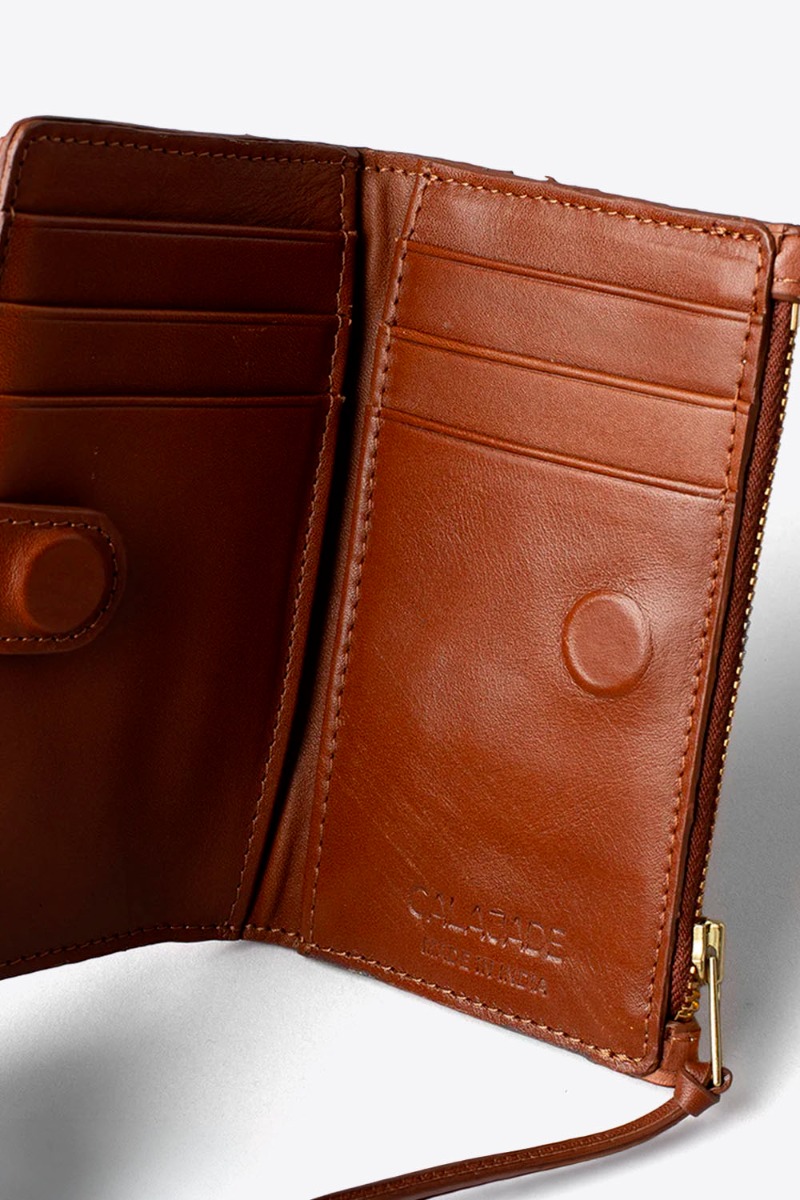 Portefeuille Caia Cala Jade en cuir tress&eacute; Nutmeg cognac. D&eacute;tail des rangements &agrave; l'int&eacute;rieur.