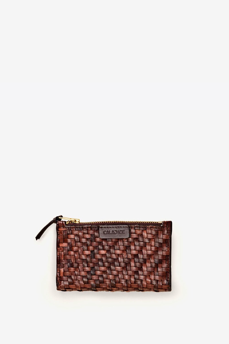 Portefeuille Caia Cala Jade en cuir tress&eacute; Umber marron fonc&eacute; vu de face.