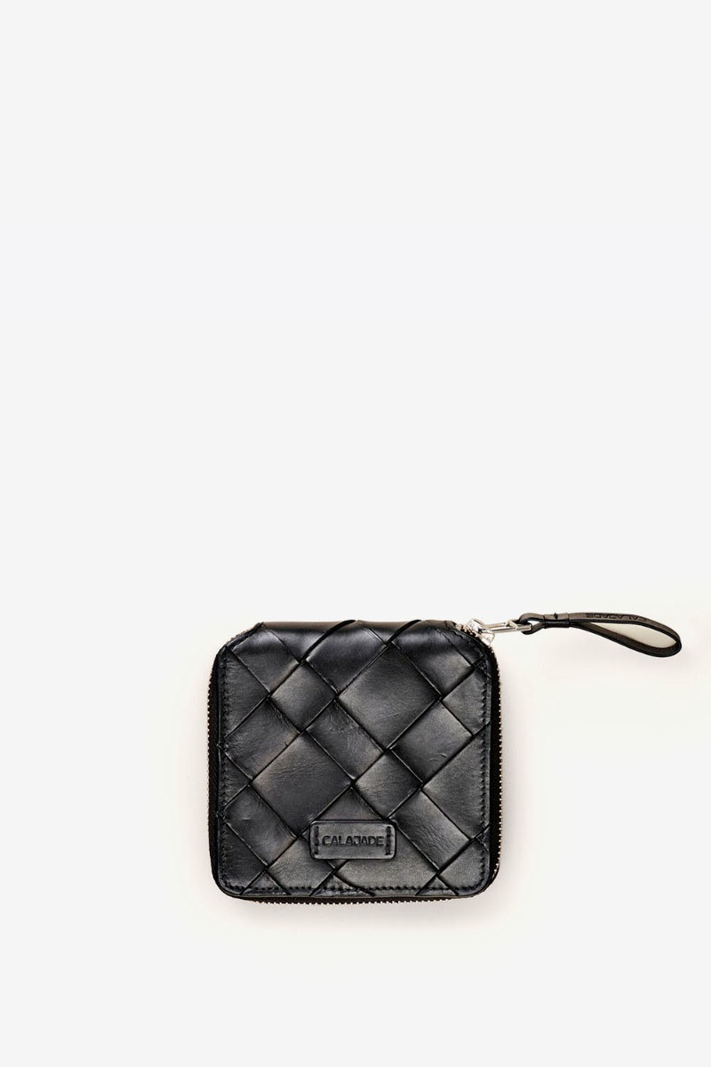 Portefeuille Iggi Cala Jade en cuir tress&eacute; noir, vu de face.