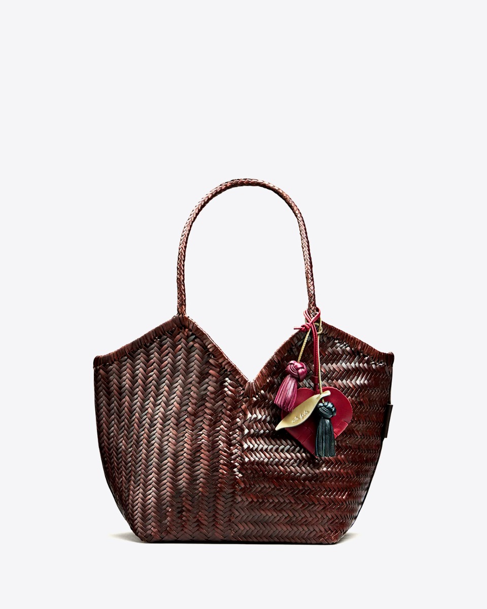 Sac cabas Humi Cala Jade en cuir tress&eacute; Umber (marron tr&egrave;s fonc&eacute;). Vue de face avec des Charms qui ne sont pas vendus avec le sac.