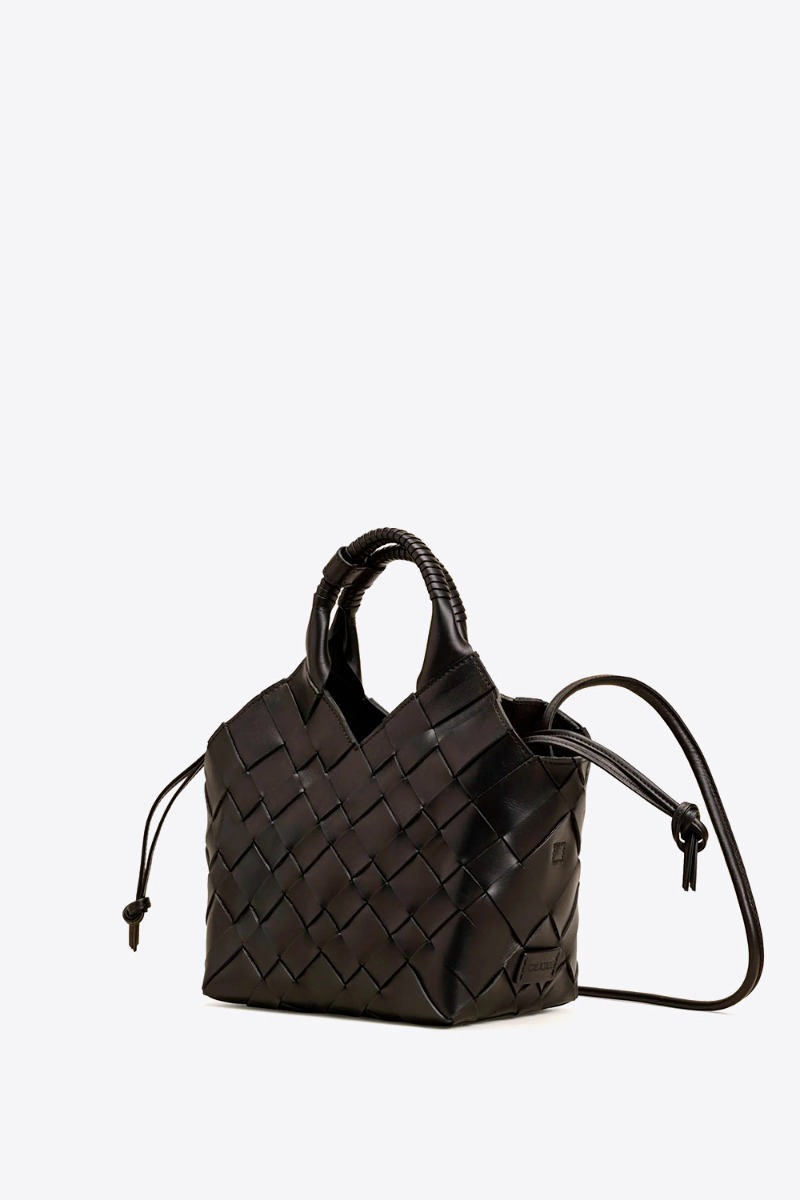 Sac Misu Cala Jade en cuir tress&eacute; noir. D&eacute;tail de la bandouli&egrave;re longue.