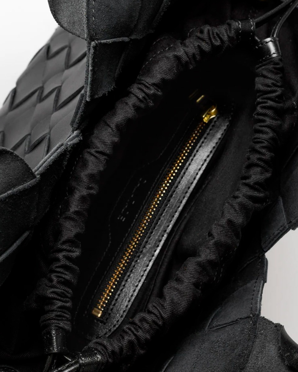 Sac Misu Cala Jade en cuir tress&eacute; noir. D&eacute;tail de l'int&eacute;rieur du sac.