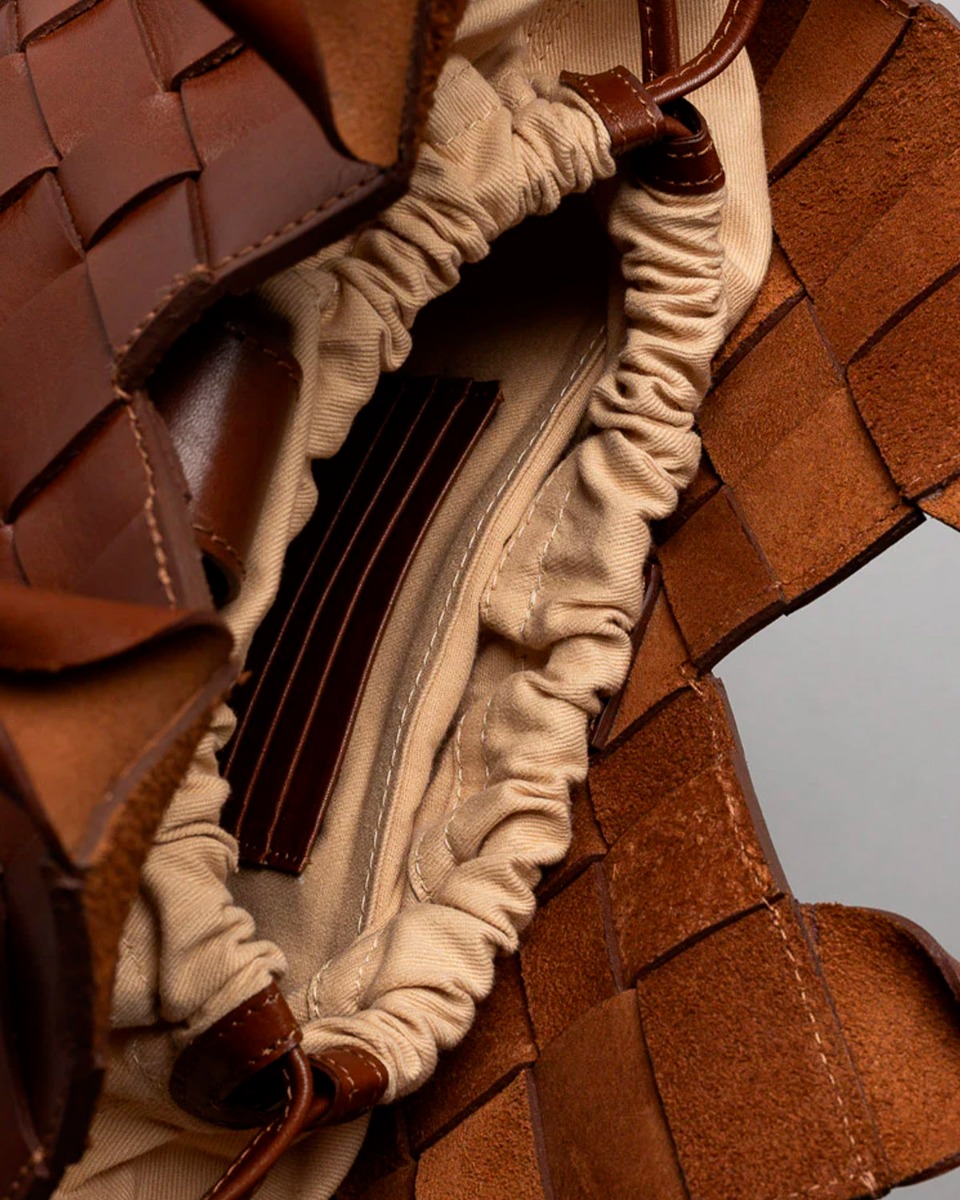 Sac Misu Cala Jade en cuir tress&eacute; Nutmeg. Vue de l'int&eacute;rieur du sac.