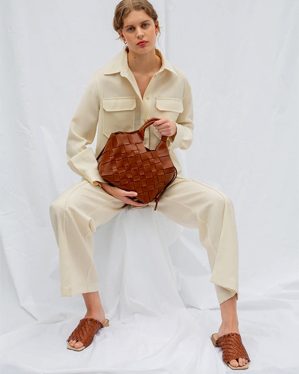 Sac Misu Cala Jade en cuir tress&eacute; Nutmeg, port&eacute; &agrave; la main.