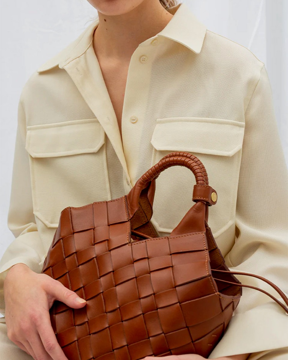 Sac Misu Cala Jade en cuir tress&eacute; Nutmeg. D&eacute;tail de la patte de serrage des anses.