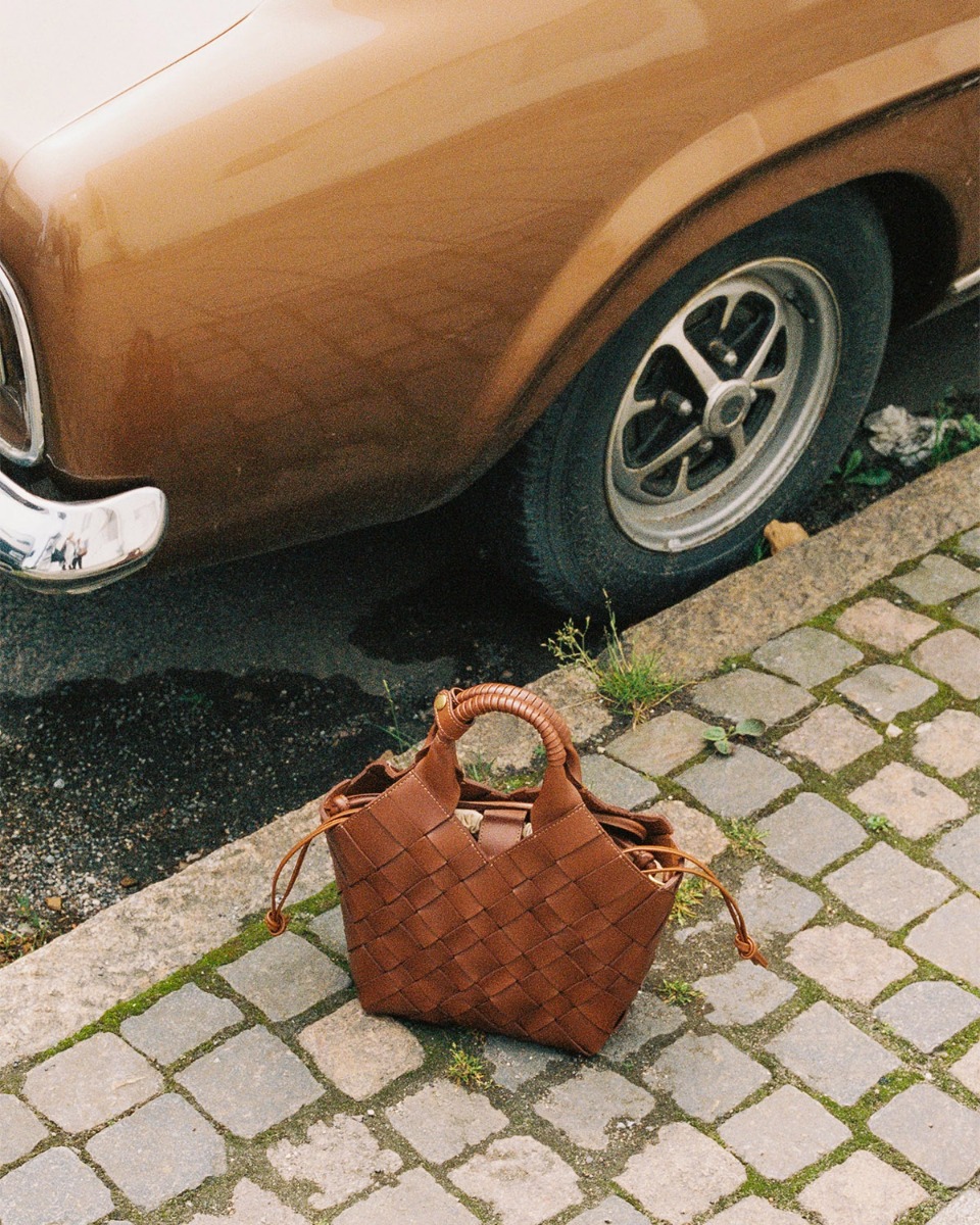 Sac bandouli&egrave;re Misu Cala Jade en cuir tress&eacute; Nutmeg. 