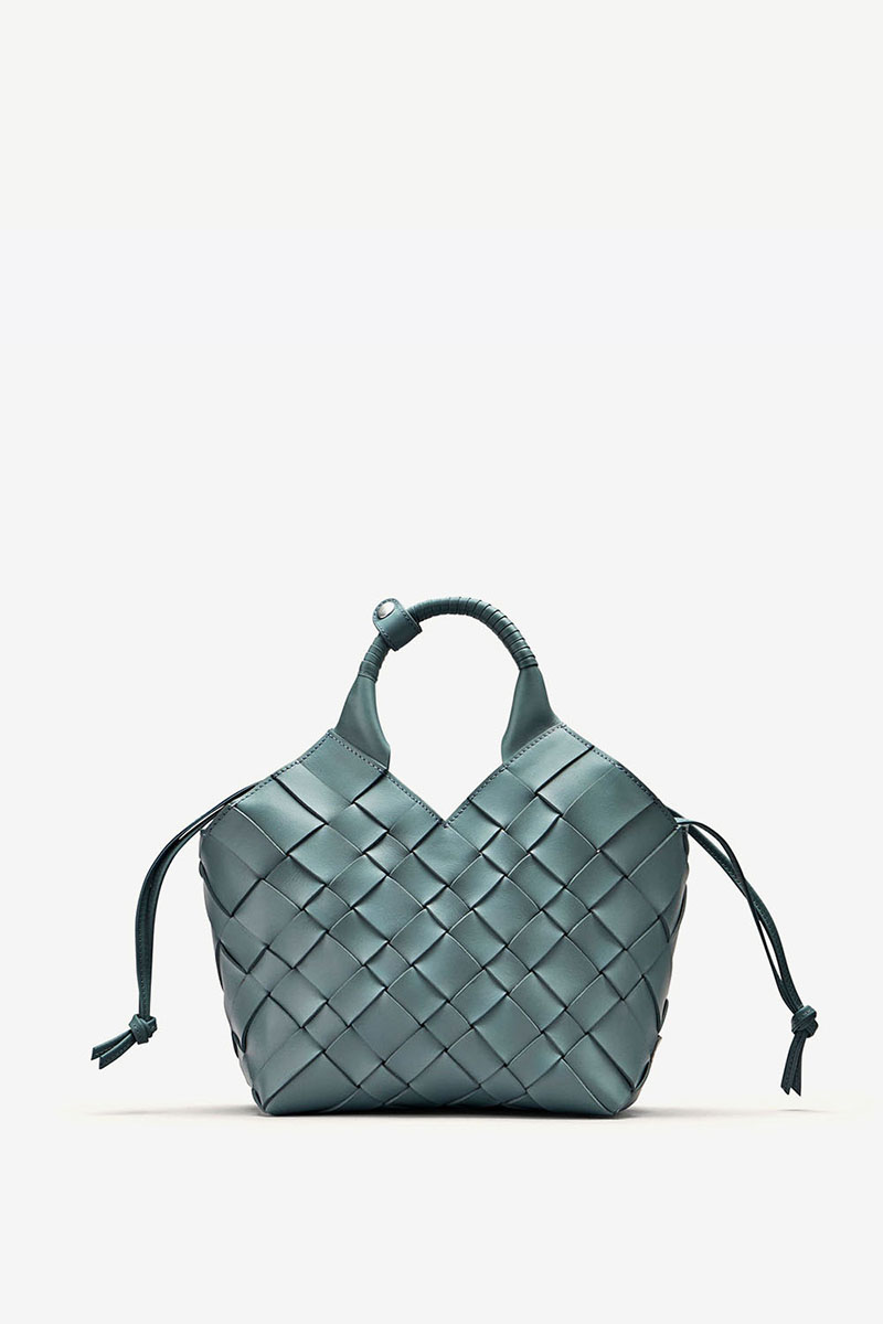 Sac Misu Cala Jade en cuir tress&eacute; Storm Blue vu de face.