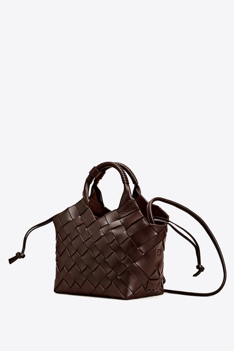 Sac Misu Cala Jade en cuir tress&eacute; Umber (marron tr&egrave;s fonc&eacute;). Vue de profil.