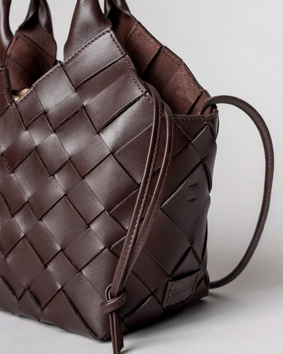 Sac Misu Cala Jade en cuir tress&eacute; Umber (marron tr&egrave;s fonc&eacute;). D&eacute;tail du cuir tress&eacute; &agrave; la main.