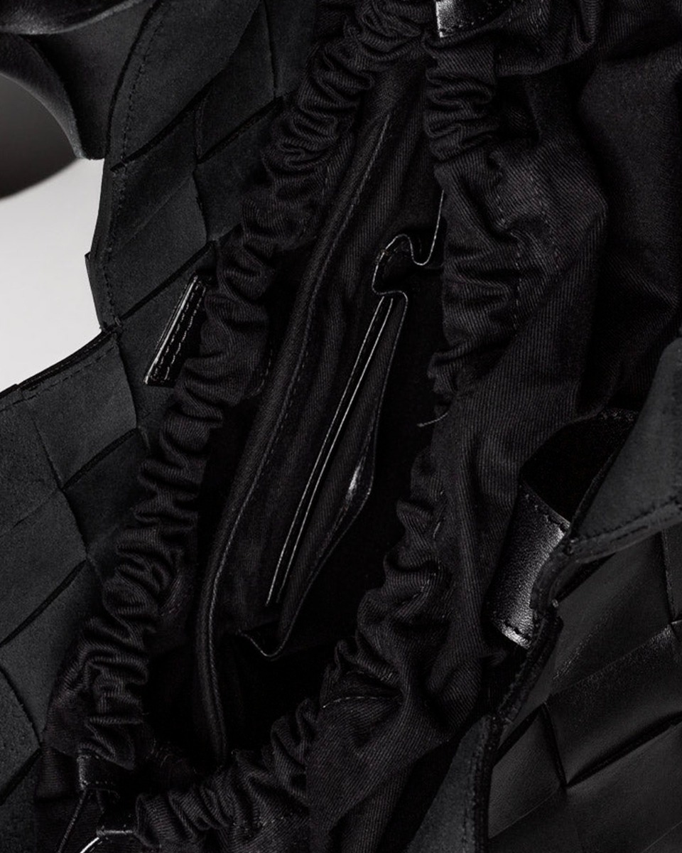 Sac Misu Large Cala Jade en cuir tress&eacute; noir. Int&eacute;rieur du sac.