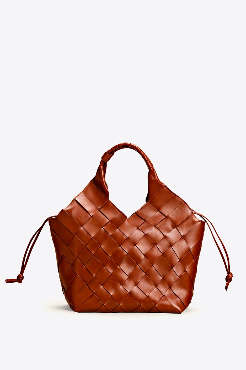 Sac cabas Misu large Cala Jade en cuir tress&eacute; Nutmeg (noisette). Vue de face.

