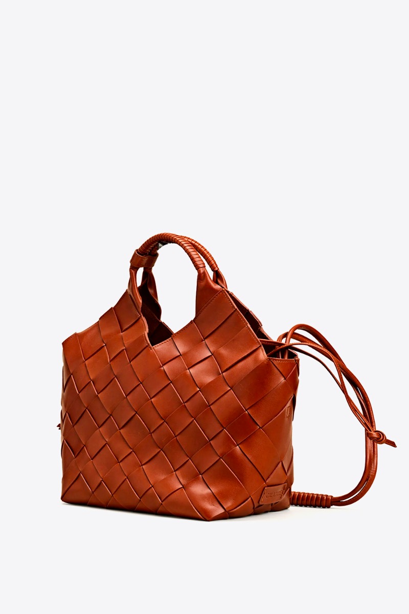 Sac cabas Misu large Cala Jade en cuir tress&eacute; Nutmeg (noisette). Vue de profil.