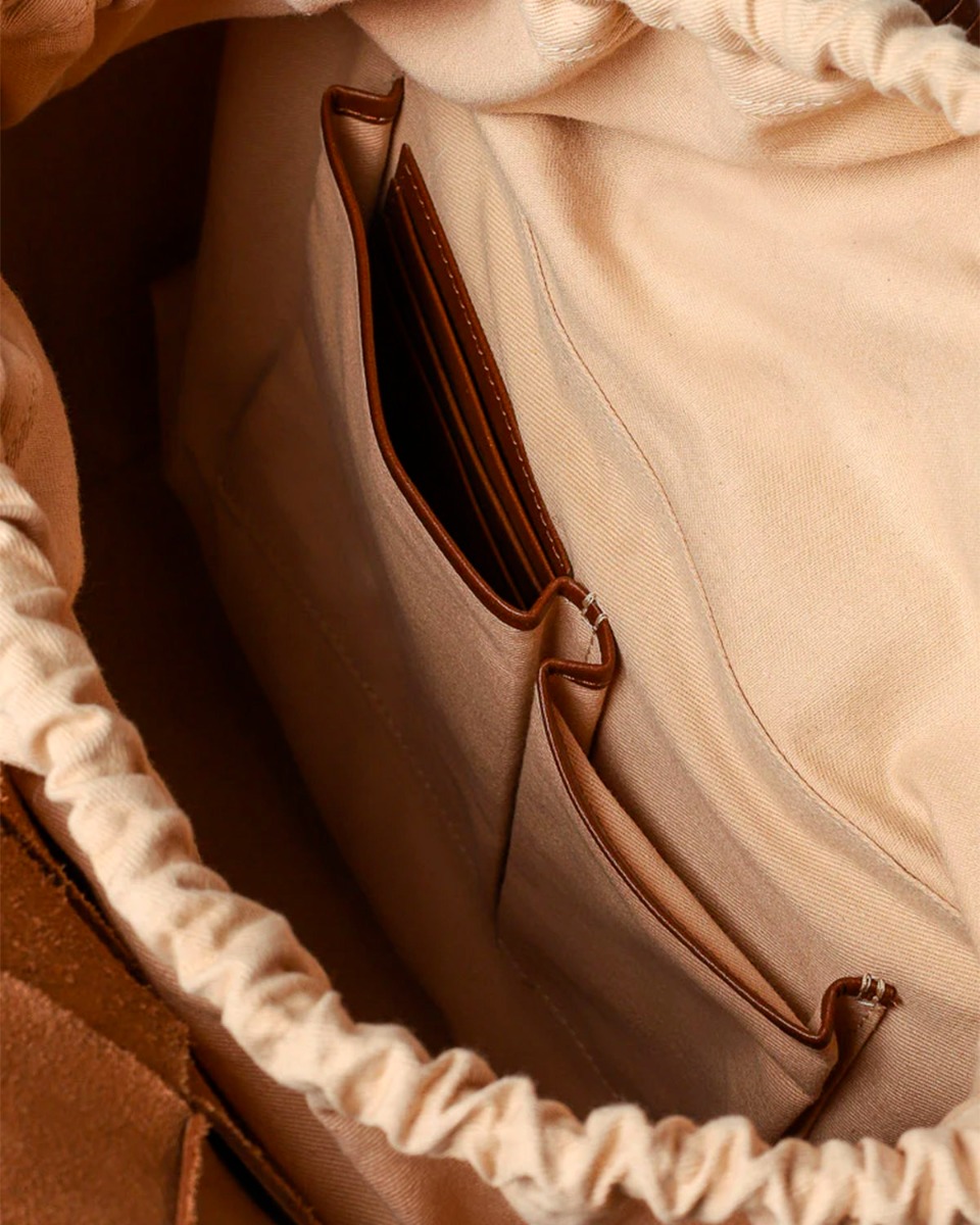 Sac cabas Misu large Cala Jade en cuir tress&eacute; Nutmeg (noisette). Int&eacute;rieur du sac.