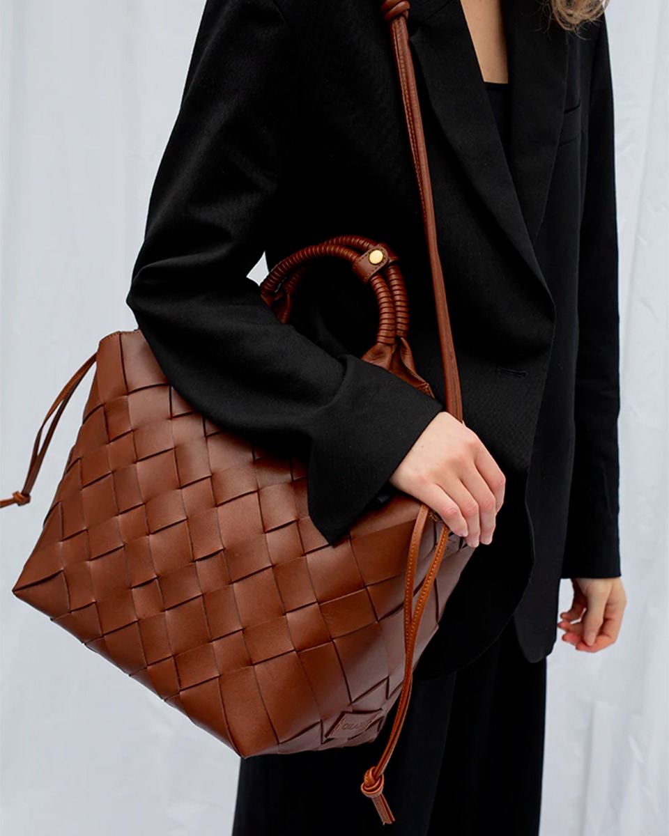 Sac cabas Misu large Cala Jade en cuir tress&eacute; Nutmeg (noisette), port&eacute; &agrave; l'&eacute;paule.