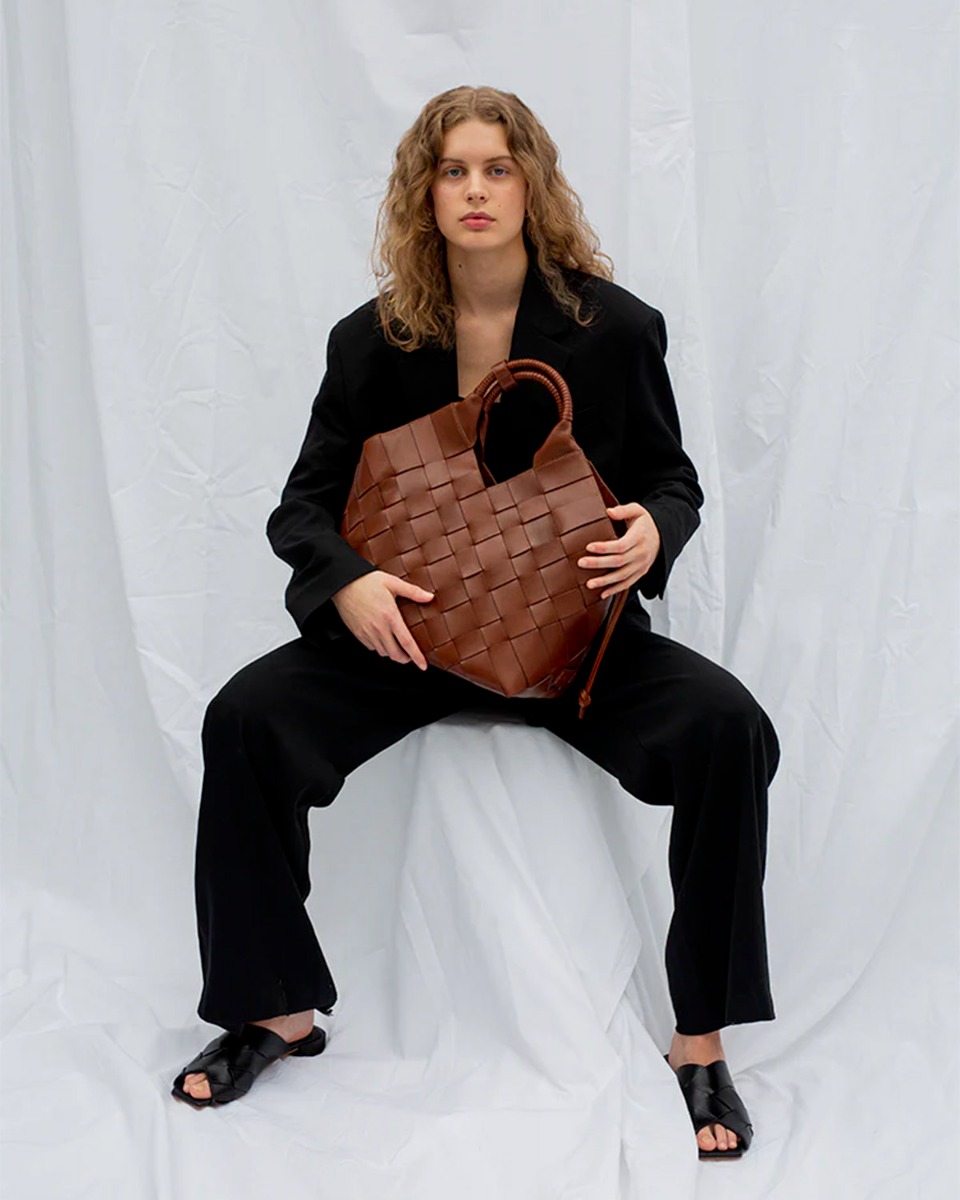 Sac cabas Misu large Cala Jade en cuir tress&eacute; Nutmeg (noisette), port&eacute; dans les mains.
