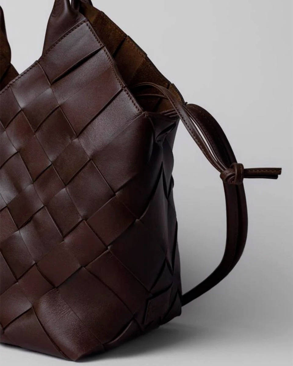 Sac cabas Misu Large Cala Jade en cuir tress&eacute; Umber (marron tr&egrave;s fonc&eacute;). d&eacute;tail du cuir tress&eacute;.