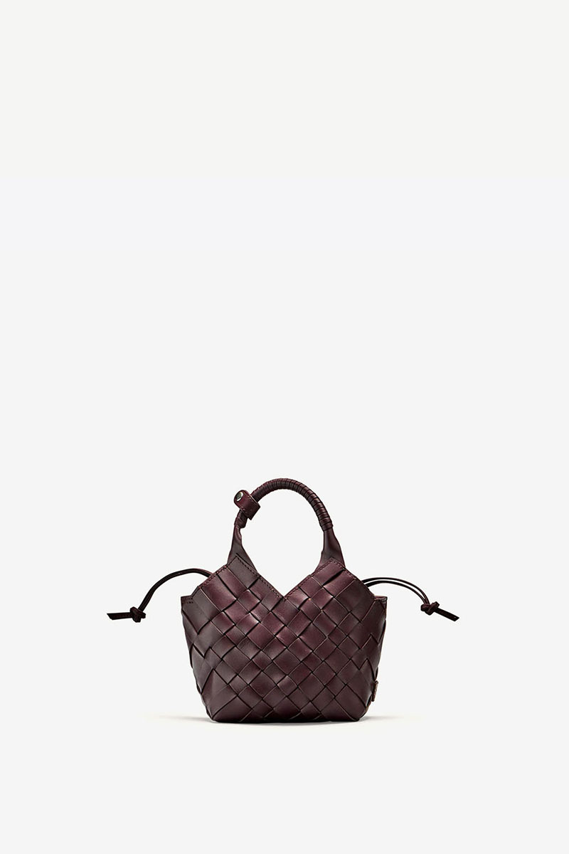 Petit sac Misu mini Cala Jade en cuir tress&eacute; Fudge, vu de face.