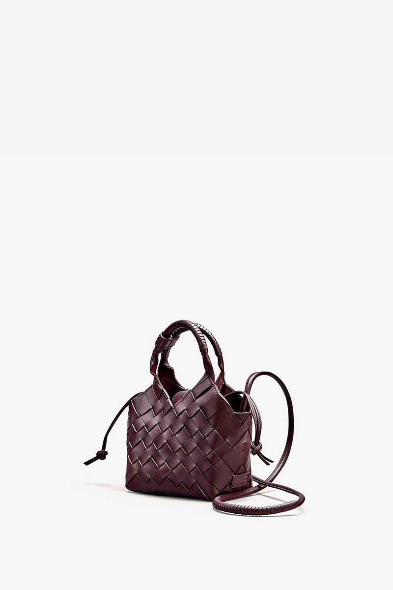 Petit sac Misu mini Cala Jade en cuir tress&eacute; Fudge, vu de profil.