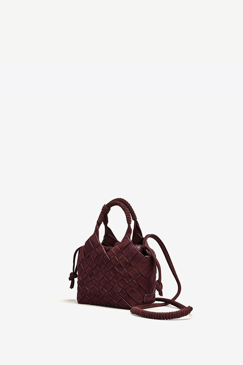 Sac Misu Mini Cala Jade en cuir su&eacute;d&eacute; tress&eacute; Fudge vu de profil.