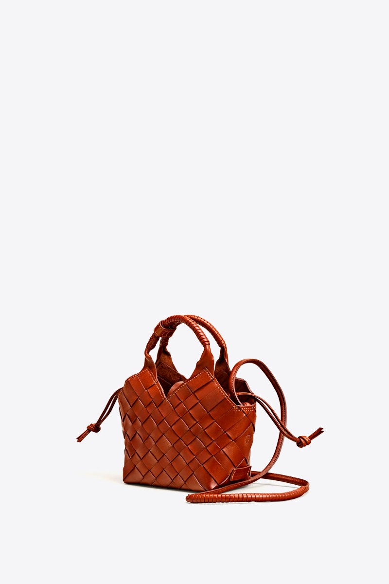 Sac Misu mini Cala Jade en cuir tress&eacute; Nutmeg (noisette). Vue de profil.
