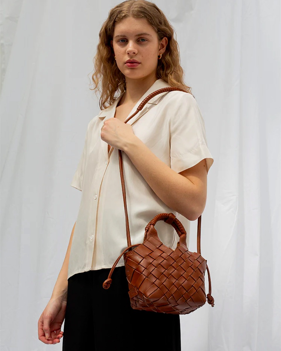 Sac Misu mini Cala Jade en cuir tress&eacute; Nutmeg, port&eacute; &agrave; l'&eacute;paule avec la bandouli&egrave;re longue.