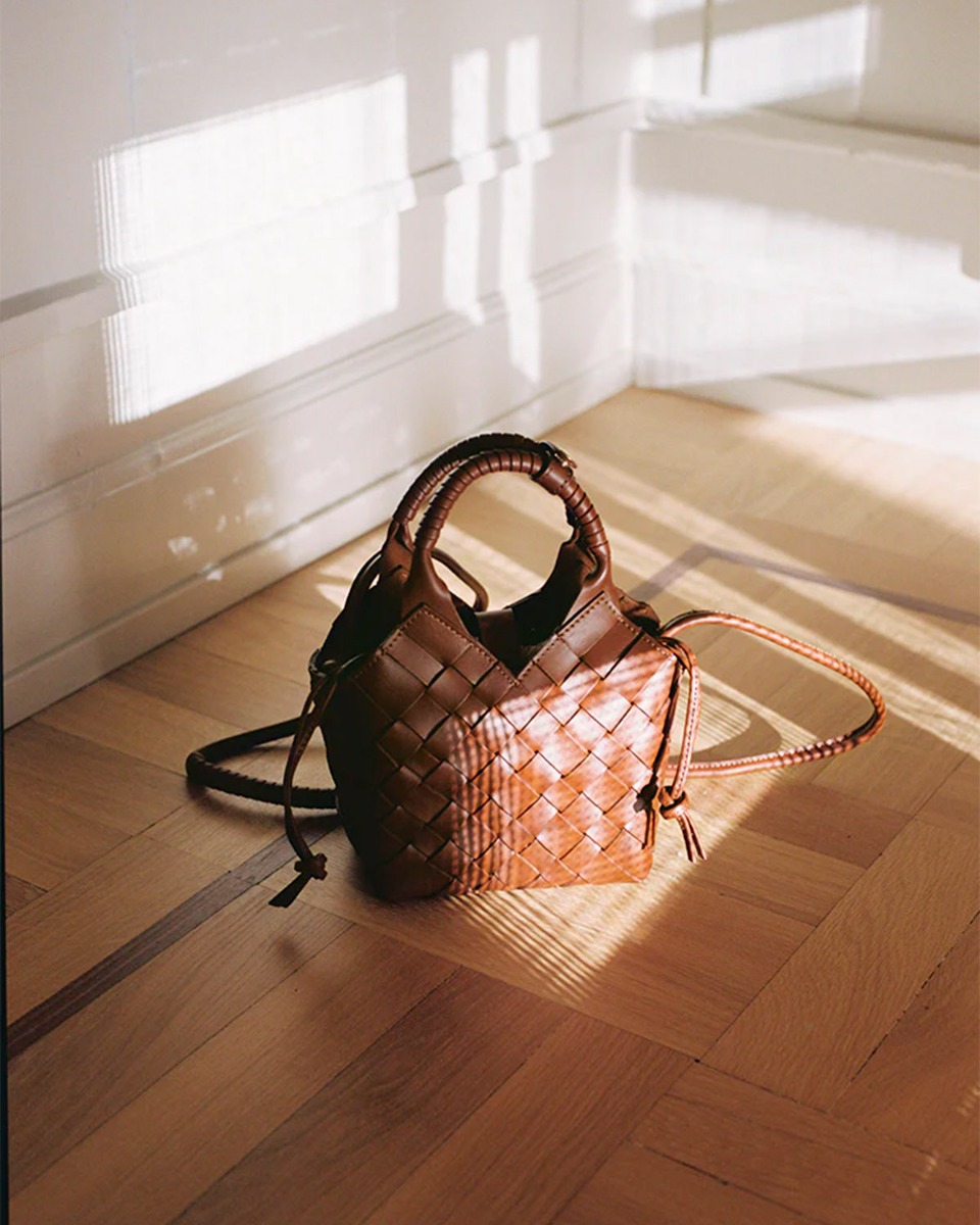 Sac Misu mini Cala Jade en cuir tress&eacute; Nutmeg. D&eacute;tail du coloris noisette.
