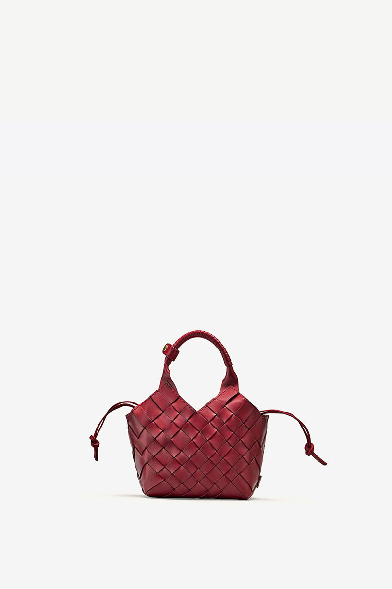 Sac Misu mini Cala Jade en cuir tress&eacute; Rumba rouge vu de face.