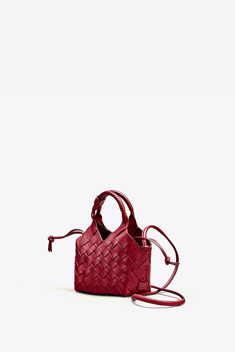 Sac Misu mini Cala Jade en cuir tress&eacute; Rumba rouge vu de profil.