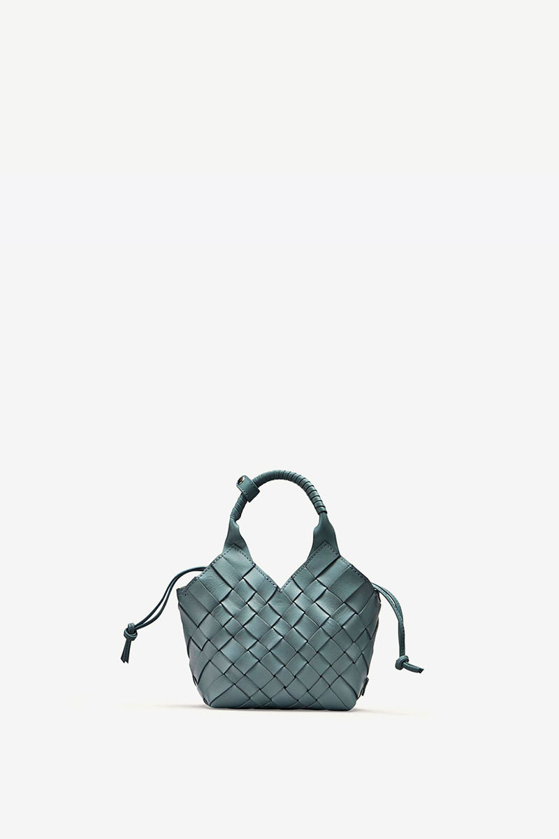 Sac Misu mini Cala Jade en cuir tress&eacute; Storm Blue, vu de face.