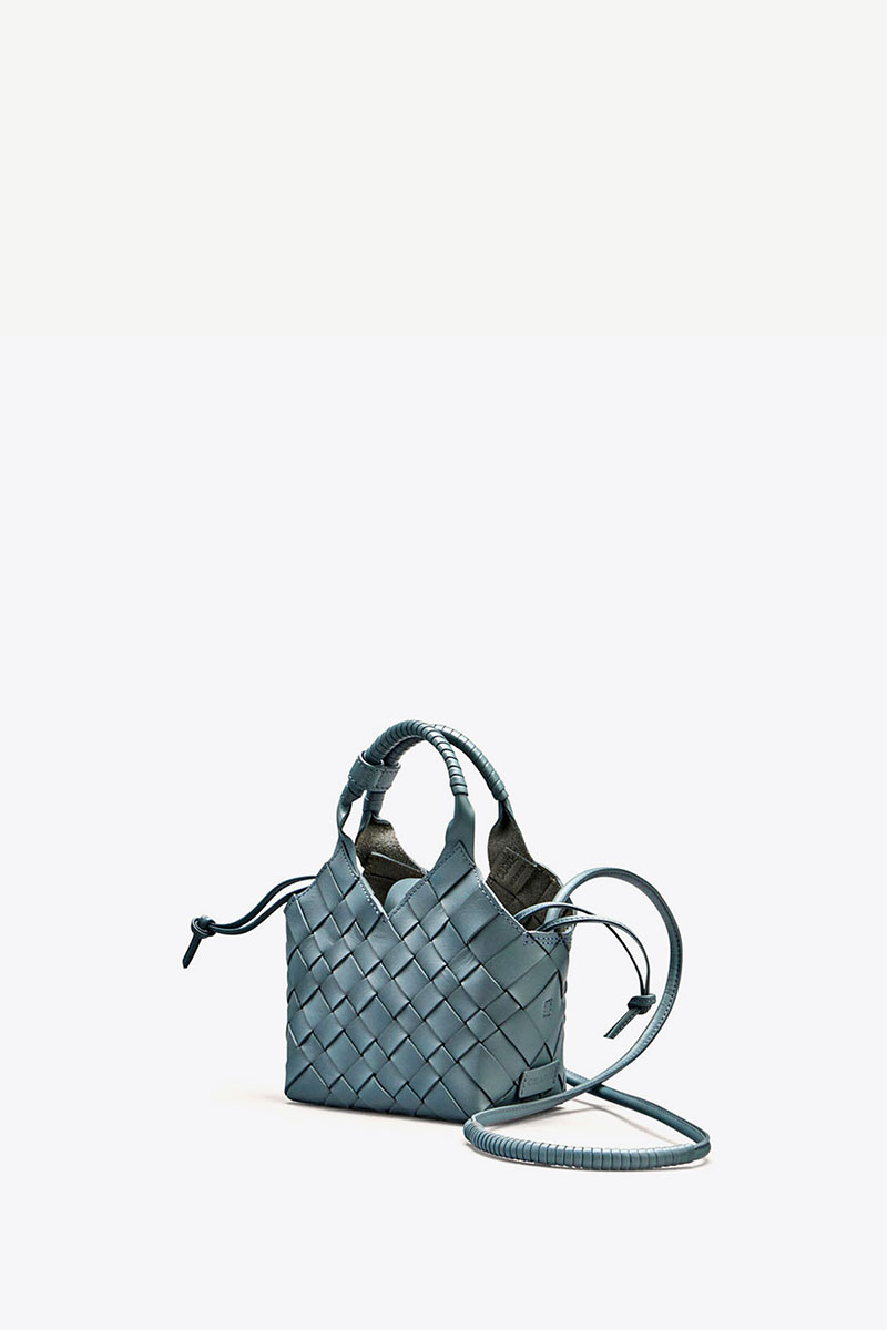 Sac Misu mini Cala Jade en cuir tress&eacute; Storm Blue, vu de profil.