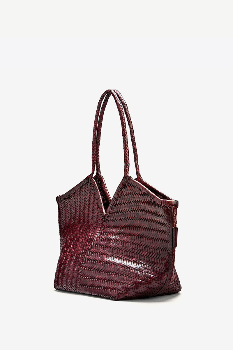Sac panier Humi Cala Jade en cuir tressé Fudge, vu de profil.