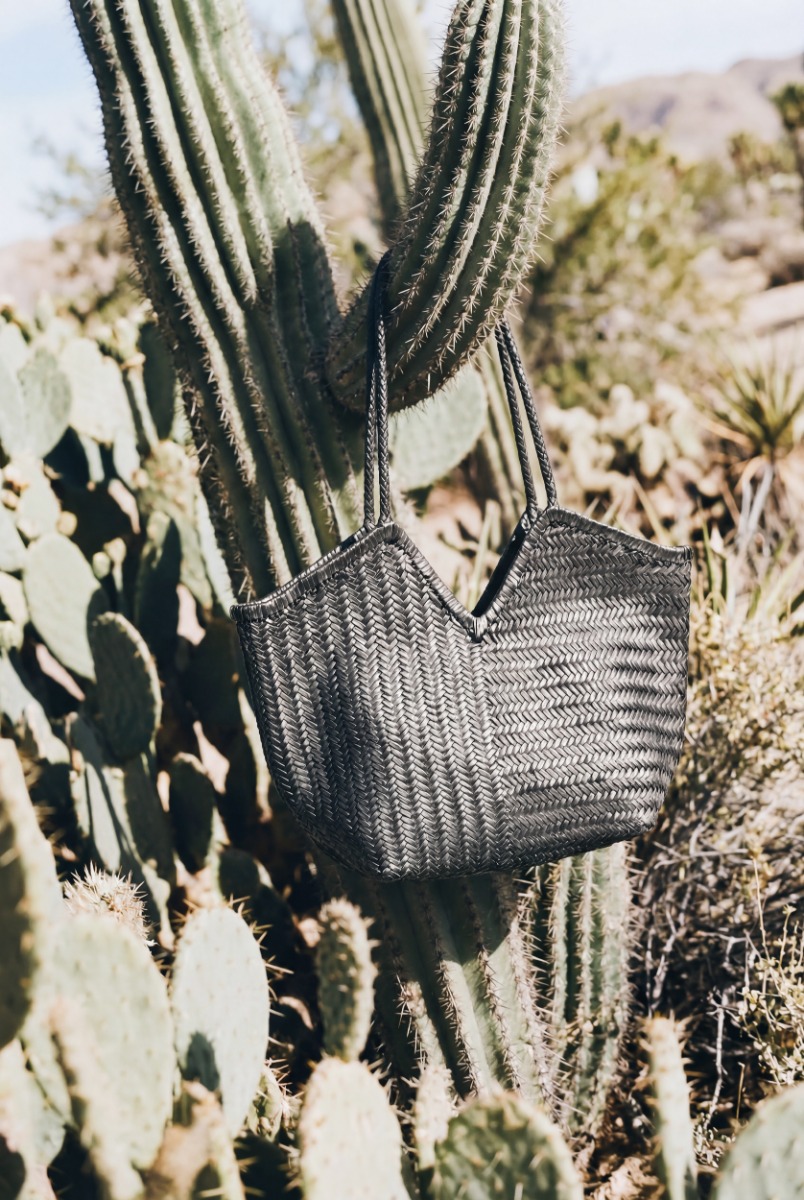 Sac cabas Humi Cala Jade en cuir tress&eacute; noir.