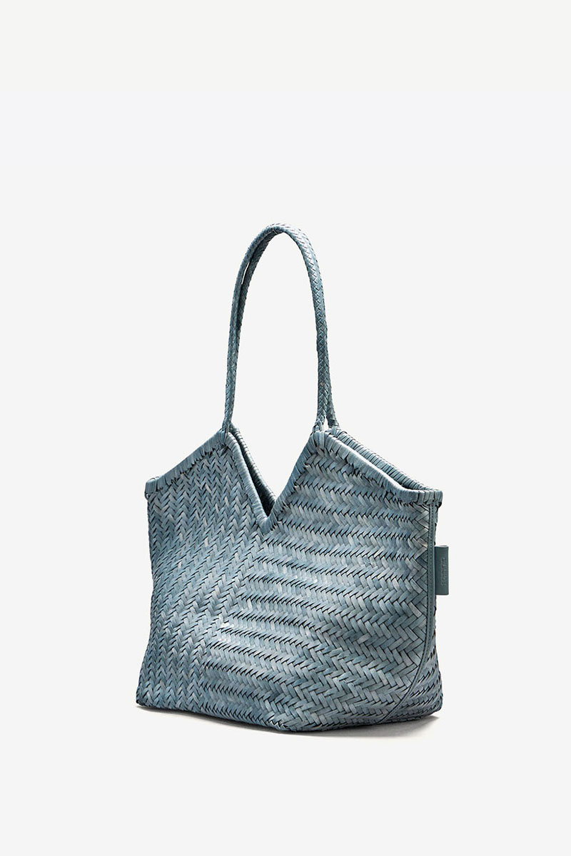 Sac panier Humi Cala Jade en cuir tressé Storm Blue, vu de profil.
