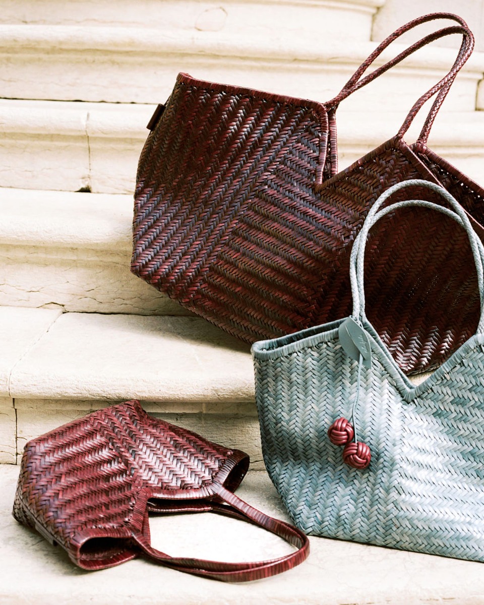 Sac panier Humi Cala Jade en cuir tressé Storm Blue. Détail des différents formats.