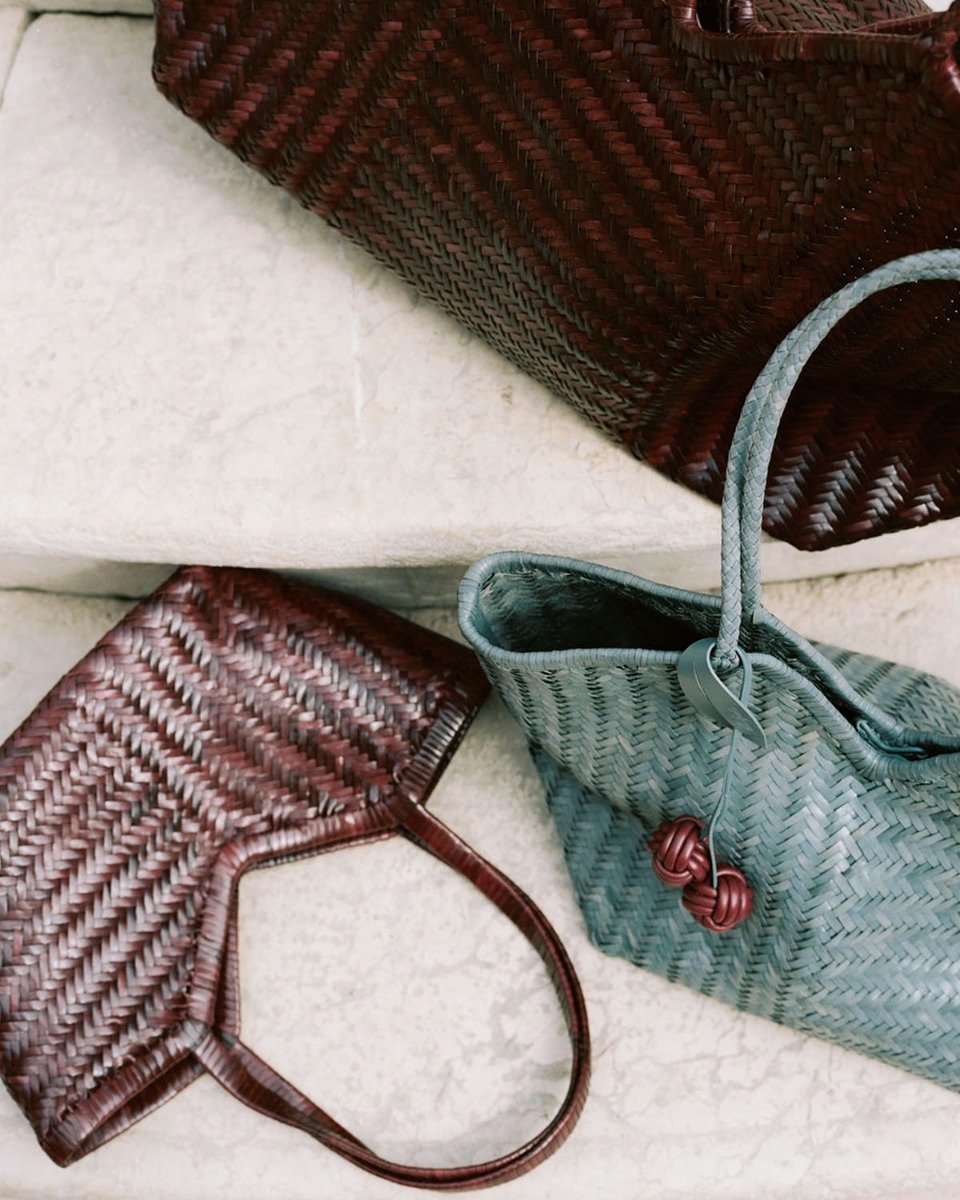 Sac petit panier Humi S Cala Jade en cuir tressé Fudge, vu à plat.
