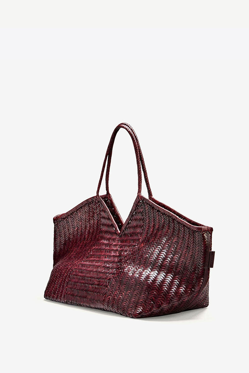 Sac Humi XL Cala Jade en cuir tressé Fudge, vu de profil.