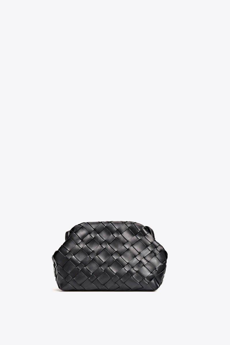 Sac pochette &agrave; bandouli&egrave;re Aimee Cala Jade en cuir tress&eacute; noir. Vue de face.