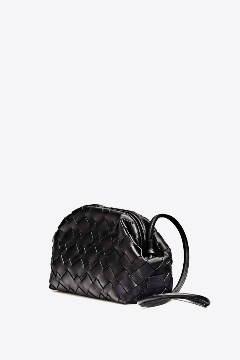 Sac pochette &agrave; bandouli&egrave;re Aimee Cala Jade en cuir tress&eacute; noir. Vue de profil.