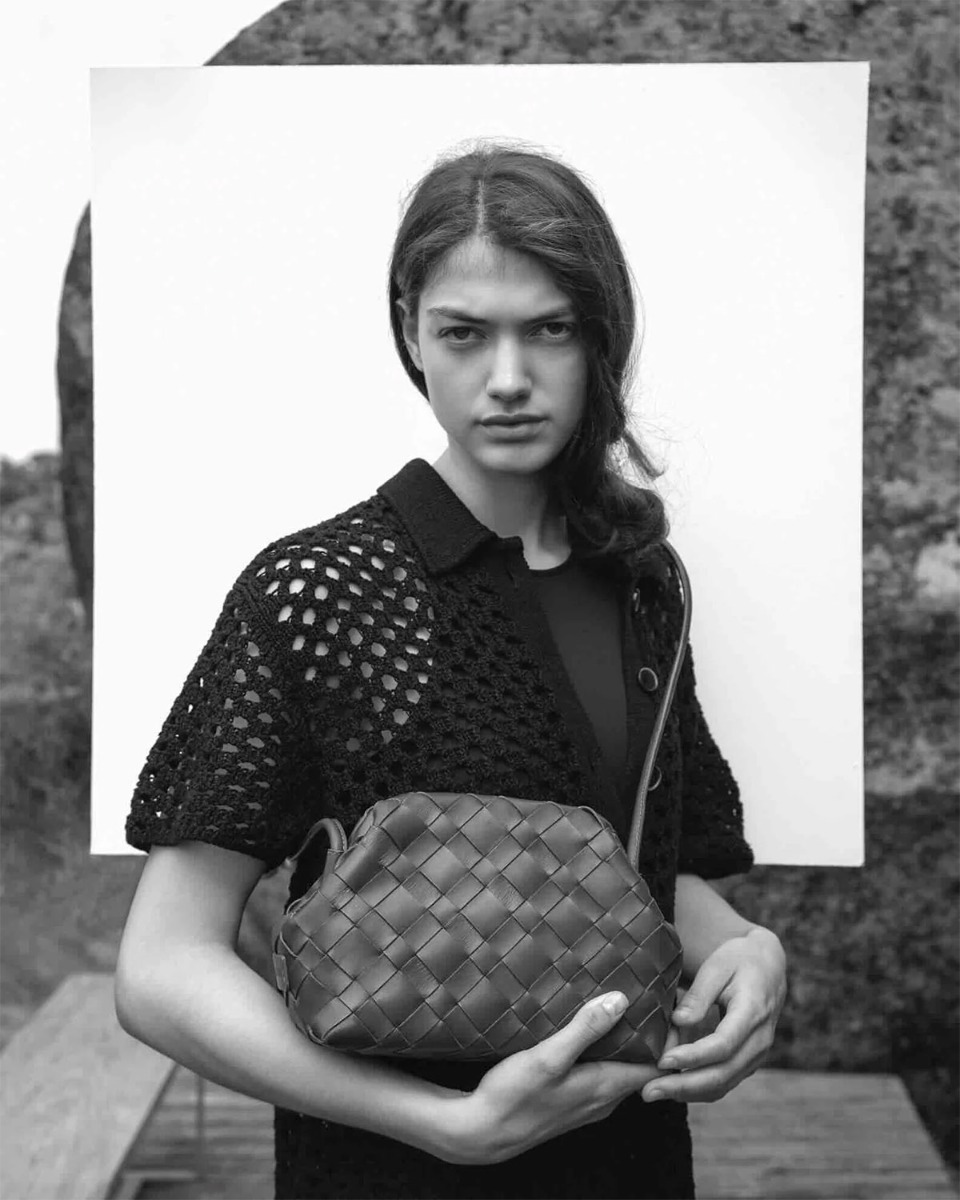 Mini sac bandouli&egrave;re Aimee Cala Jade en cuir tress&eacute; Nutmeg (noisette), port&eacute; crois&eacute;.