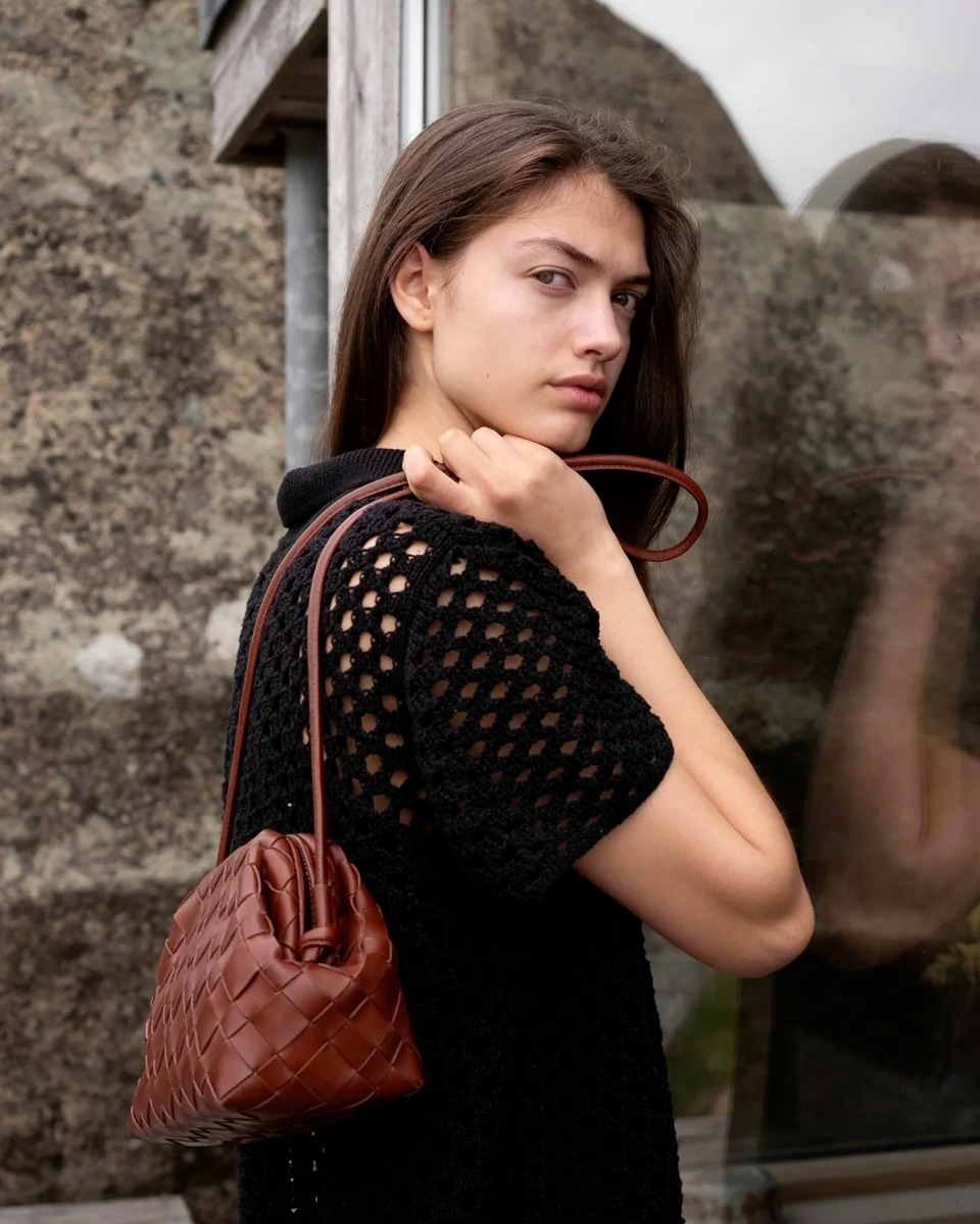 Mini sac bandouli&egrave;re Aimee Cala Jade en cuir tress&eacute; Nutmeg (noisette), port&eacute; de profil.