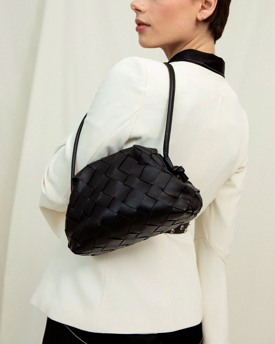 Mini sac pochette Aimee Cala Jade en cuir tress&eacute; Umber (marron tr&egrave;s fonc&eacute;), port&eacute; &eacute;paule bandouli&egrave;re raccourcie.